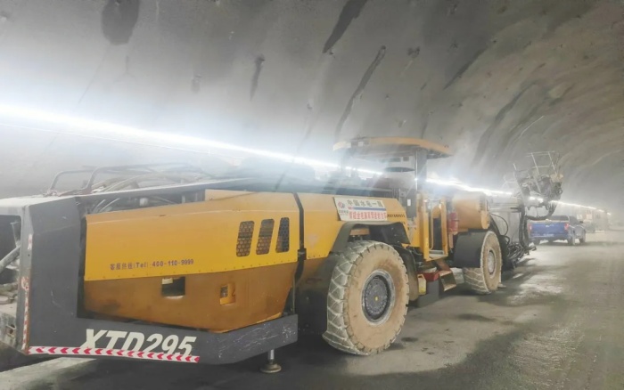 高压高海拔！凯时娱乐凿岩台车挑战高难度铁路隧道